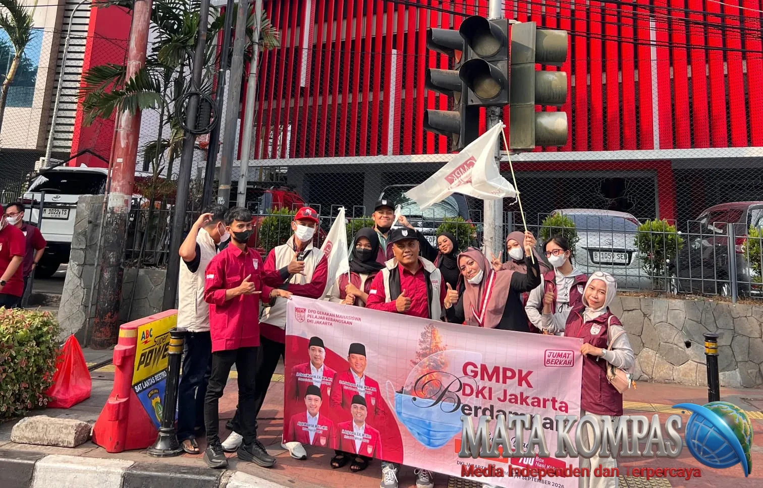 DPD GMPK DKI Bagikan 10.000 Masker dan 700 Nasi Kotak