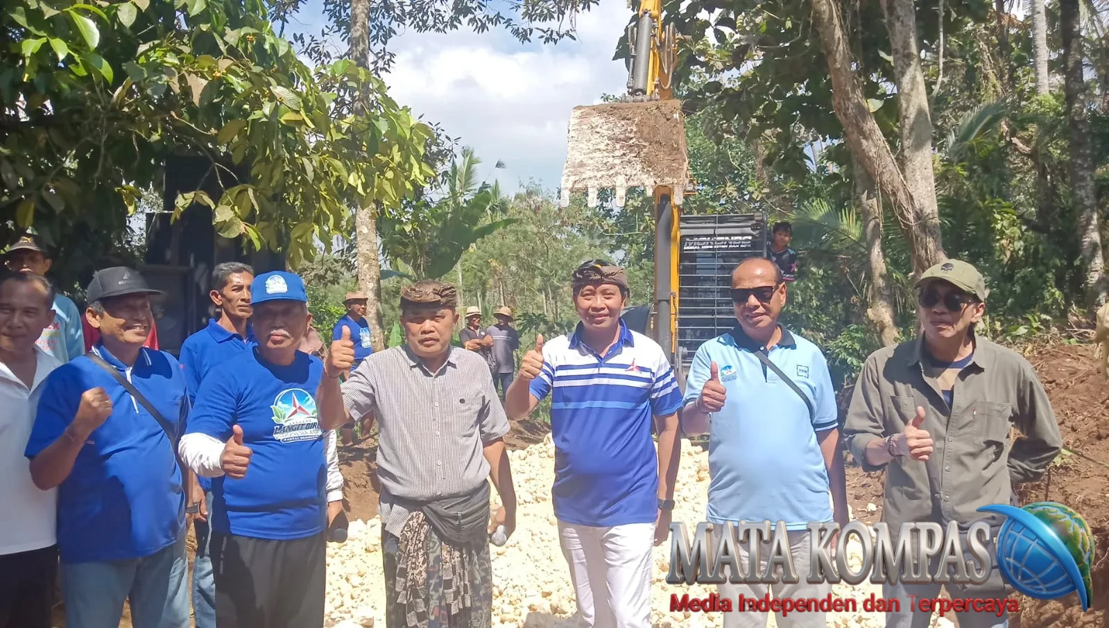 Enam Dekade Menanti, Jalan Sangketan Akhirnya Dibuka: Gotong Royong Demokrat Buka Akses Warga hingga Jalur Hasil Panen
