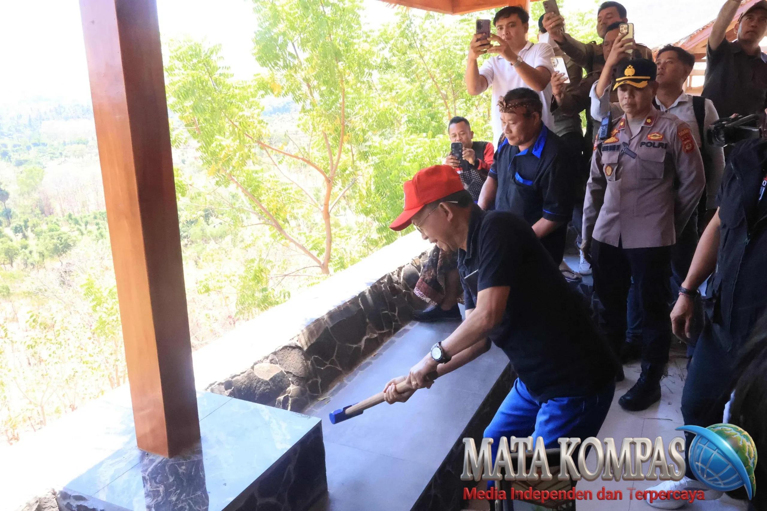 Gubernur Koster Pimpin Pembongkaran Vila di Hutan Desa Pejarakan: Tegaskan Jangan Main-Main dengan Aturan Bali.