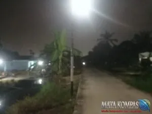 Miris, Warga  Rimbun Jaya Lubuk Gaung Patungan Beli 9 Tiang Penerangan Jalan, Tanpa Bantuan Pemerintah