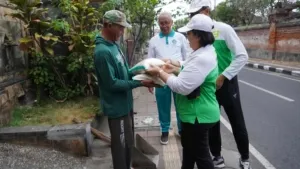 Warga Jaga Kebersihan Lingkungan, Dapat Apresiasi Beras 5 Kg dari TP PKK Provinsi Bali.