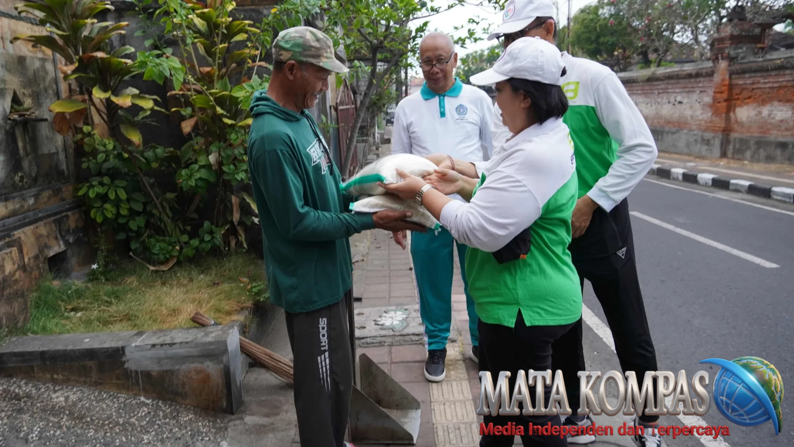Warga Jaga Kebersihan Lingkungan, Dapat Apresiasi Beras 5 Kg dari TP PKK Provinsi Bali.