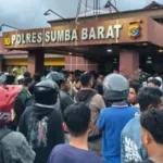 Personel Kodim 1613/Sumba Barat Turun Bantu Polres Sumba Barat Redam Ketegangan Massa.