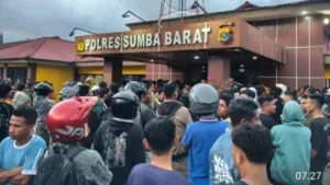 Personel Kodim 1613/Sumba Barat Turun Bantu Polres Sumba Barat Redam Ketegangan Massa.