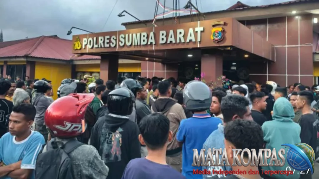 Personel Kodim 1613/Sumba Barat Turun Bantu Polres Sumba Barat Redam Ketegangan Massa.
