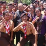 Koster Traktir Siswa SMPN 13 Denpasar Nasi Jinggo, Titip Pesan: Jadilah Pemimpin Bali Masa Depan.