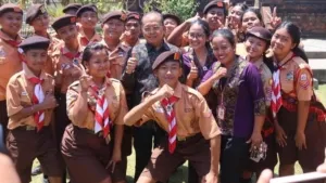 Koster Traktir Siswa SMPN 13 Denpasar Nasi Jinggo, Titip Pesan: Jadilah Pemimpin Bali Masa Depan.