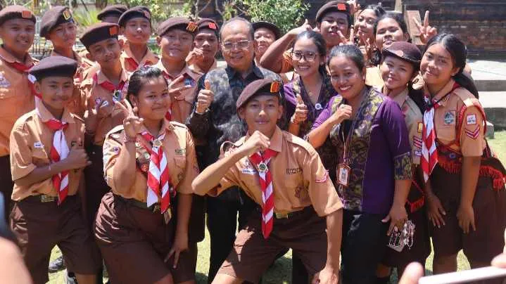 Koster Traktir Siswa SMPN 13 Denpasar Nasi Jinggo, Titip Pesan: Jadilah Pemimpin Bali Masa Depan.