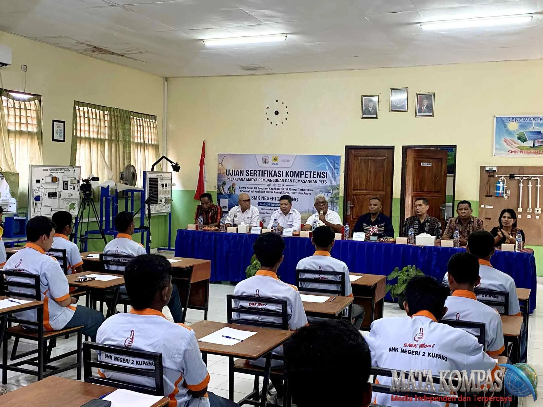 PLN Dorong Kompetensi Energi Terbarukan, Siswa dan Guru SMKN 2 Kupang Ikuti Sertifikasi PLTS