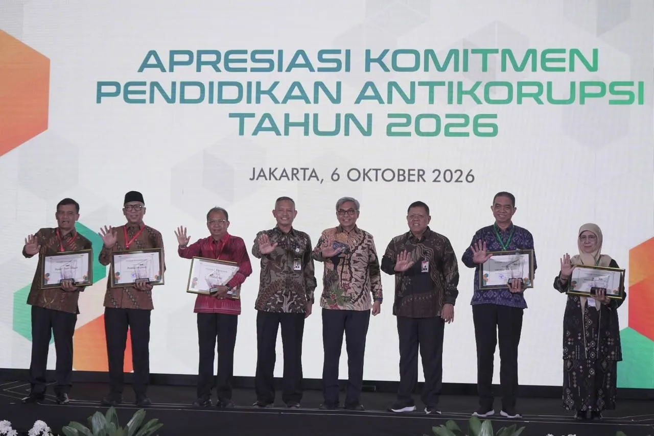 Gubernur Koster Terima Penghargaan KPK: Bali Tercepat Kirim Data SPI Pendidikan