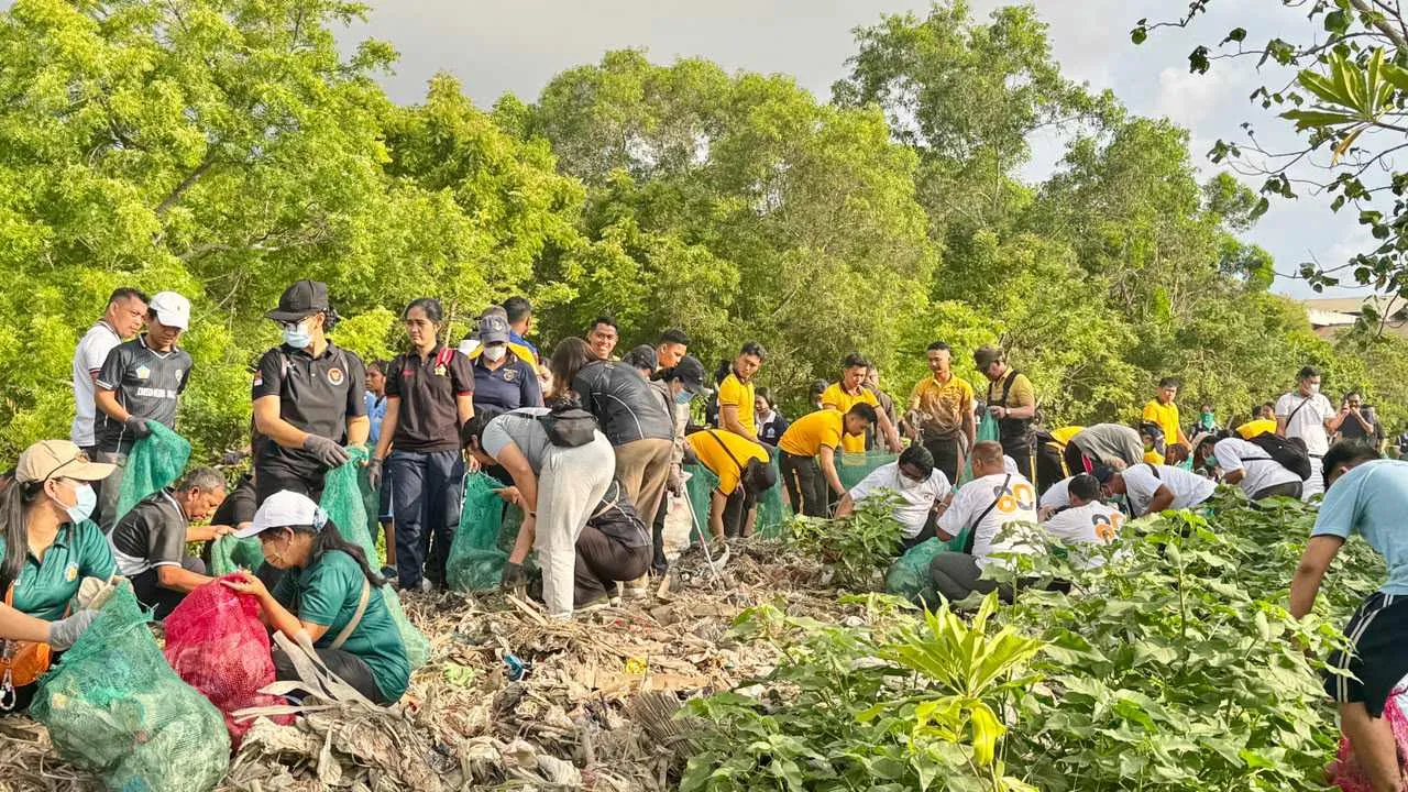 Jelang Hari Tumpek Wayang, Pemprov Bali Libatkan Kampus dan Komunitas Lingkungan Angkut 3,56 Ton Sampah di Mangrove Pesanggaran