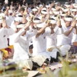 Peringati Tumpek Wayang, Gubernur Koster Haturkan Sembah Bakti di Pura Er Jeruk Gianyar