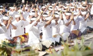 Peringati Tumpek Wayang, Gubernur Koster Haturkan Sembah Bakti di Pura Er Jeruk Gianyar