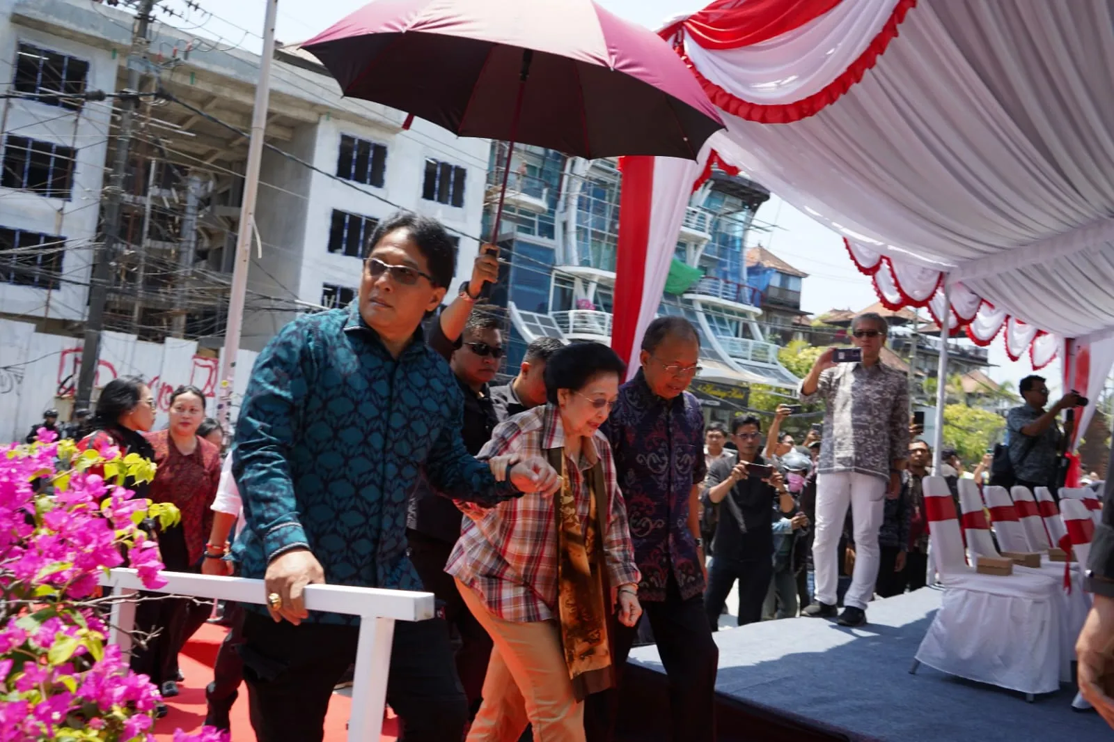 Gubernur Koster dan Wagub Giri Prasta Dampingi Megawati Tinjau Abrasi Pantai Kuta