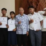 Bantuan Mencapai 18 Juta Disalurkan Gubernur Koster Untuk Pendidikan Siswa Yatim Piatu dan Kurang Mampu di Denpasar