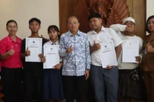 Bantuan Mencapai 18 Juta Disalurkan Gubernur Koster Untuk Pendidikan Siswa Yatim Piatu dan Kurang Mampu di Denpasar