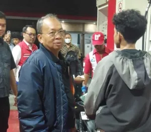 Hingga Dini Hari, Gubernur Koster Tinjau SPBU : Tambah 20 Armada BBM dan Siapkan 3.000 Jeriken