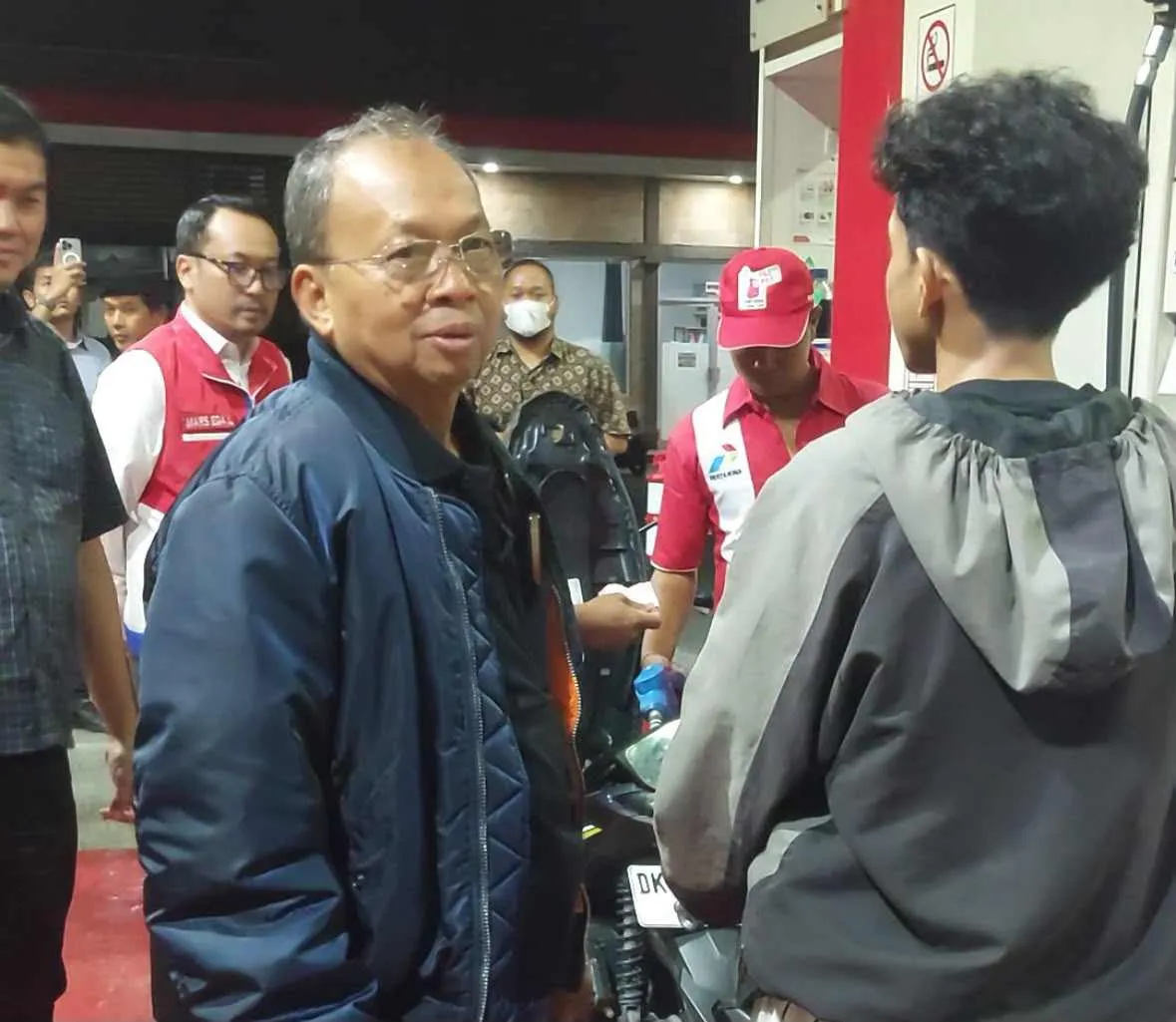 Hingga Dini Hari, Gubernur Koster Tinjau SPBU : Tambah 20 Armada BBM dan Siapkan 3.000 Jeriken