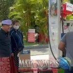 Turun Langsung ke SPBU, Made Supartha Cek Pasokan BBM dan Bagikan Air Mineral Kepada Warga di Tengah Antrean Panjang