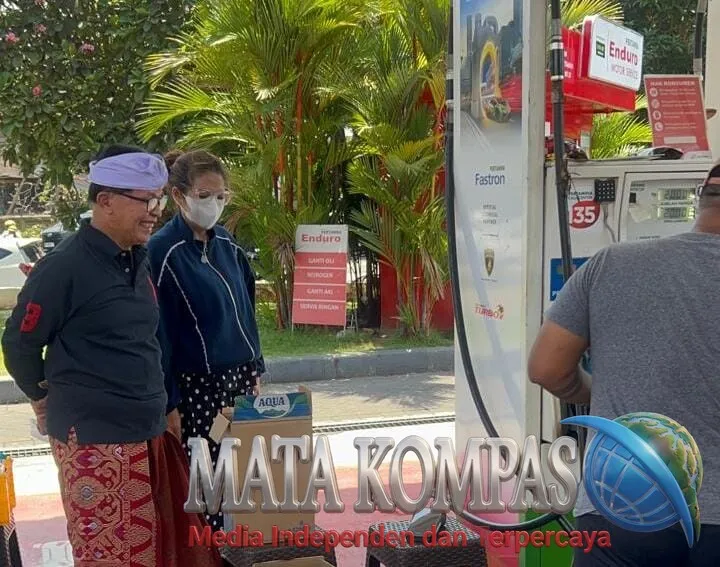 Turun Langsung ke SPBU, Made Supartha Cek Pasokan BBM dan Bagikan Air Mineral Kepada Warga di Tengah Antrean Panjang