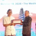Gubernur Koster Serahkan Keyboard Aksara Bali ke Fadli Zon Dorong Budaya Lokal Tembus Ekosistem Internet Global