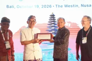 Gubernur Koster Serahkan Keyboard Aksara Bali ke Fadli Zon Dorong Budaya Lokal Tembus Ekosistem Internet Global