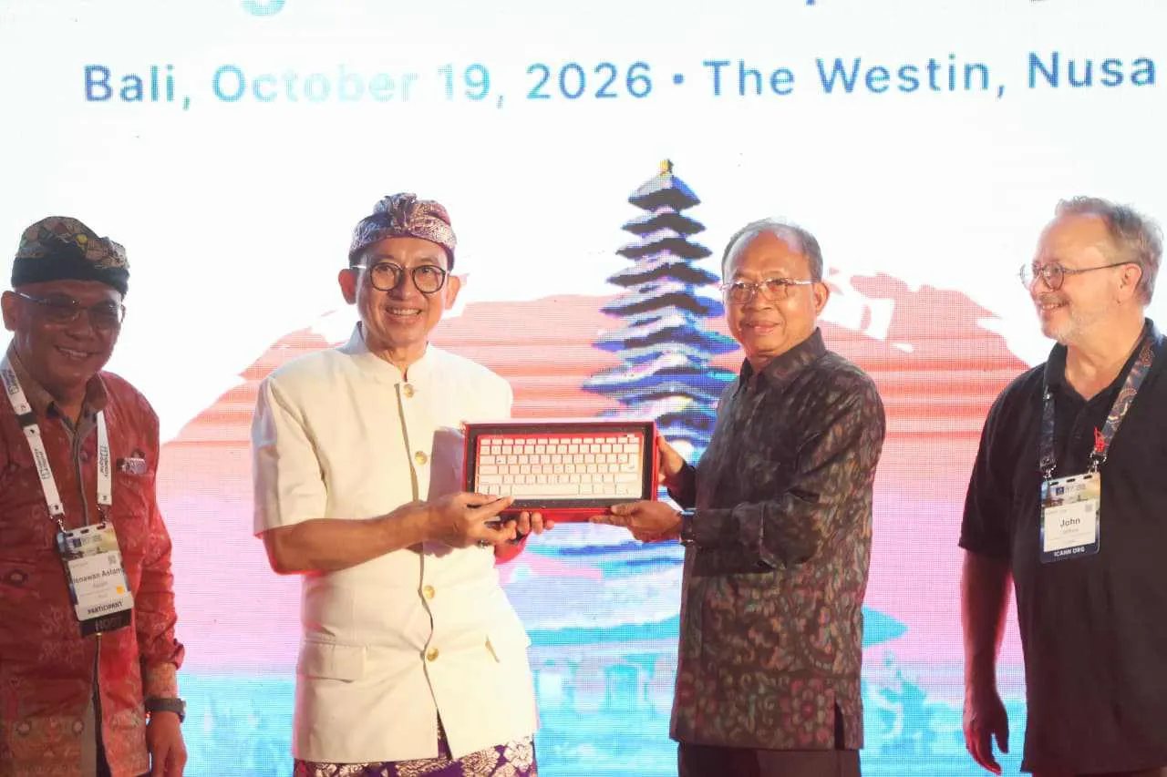 Gubernur Koster Serahkan Keyboard Aksara Bali ke Fadli Zon Dorong Budaya Lokal Tembus Ekosistem Internet Global