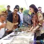 Selvi Gibran dan Putri Koster Kunjungi Tenganan Dorong Regenerasi Penenun Geringsing