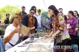 Selvi Gibran dan Putri Koster Kunjungi Tenganan Dorong Regenerasi Penenun Geringsing