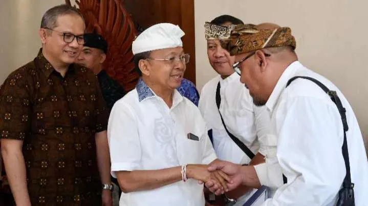 Perkuat Pelestarian Seni, Adat dan Budaya Bali, Gubernur Koster Serahkan CSR St Regis