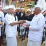 Gubernur Koster Tegaskan Komitmen Jaga Peradaban Bali Saat Tangkil Ngaturang Bhakti di Pura Bukit Mentik