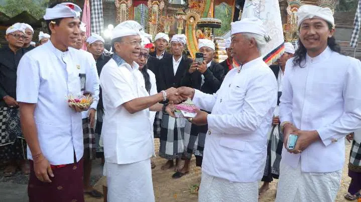 Gubernur Koster Tegaskan Komitmen Jaga Peradaban Bali Saat Tangkil Ngaturang Bhakti di Pura Bukit Mentik